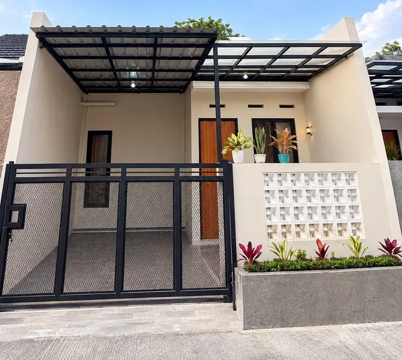 Pagar besi hitam dan pagar roster di rumah Z Land Katapang